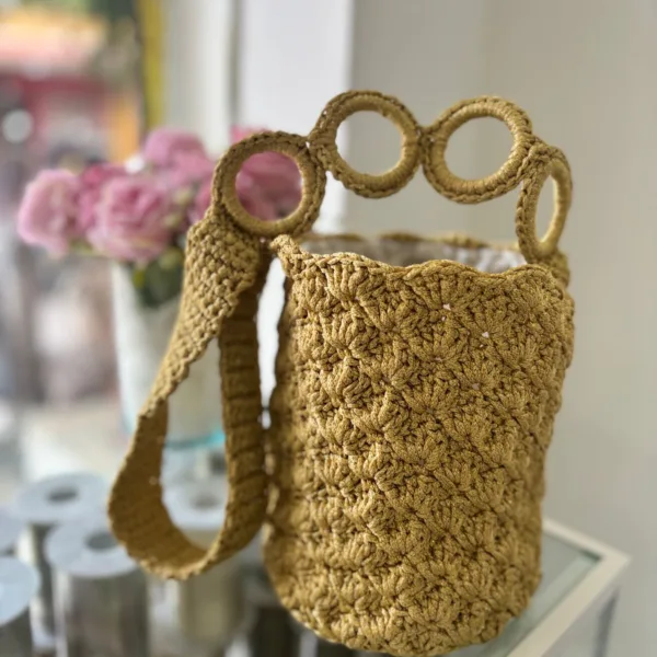 Mochila tejida con cordon brillante